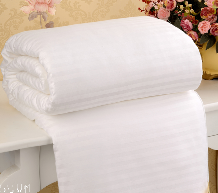 蚕丝被染上月经怎么洗,大姨妈弄到蚕丝被上怎么办