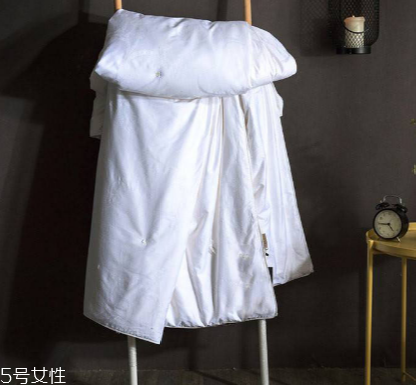 蚕丝被有酸味正常吗,蚕丝被有酸味道正常吗