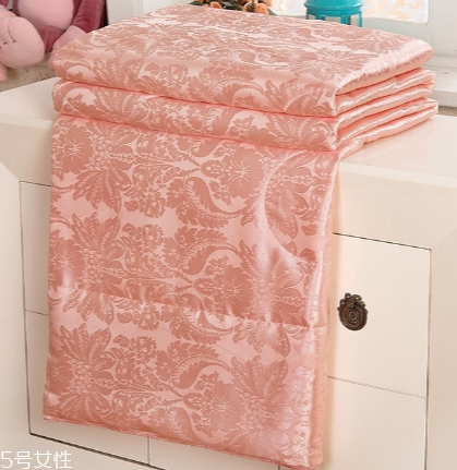 蚕丝被冬暖夏凉的秘密是什么?,蚕丝被为什么冬暖夏凉