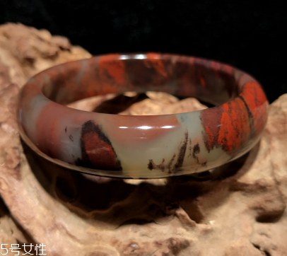 鸡血玉手镯值钱吗,戴鸡血玉手镯好吗 鸡血玉手镯值钱吗,戴鸡血玉手镯好吗