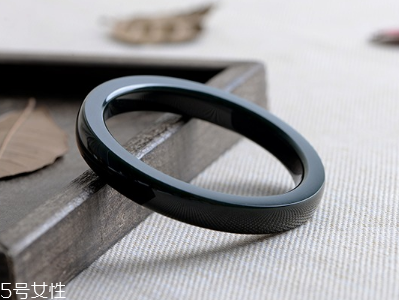 什么样的玉手镯适合年轻人,适合年轻人戴的玉镯