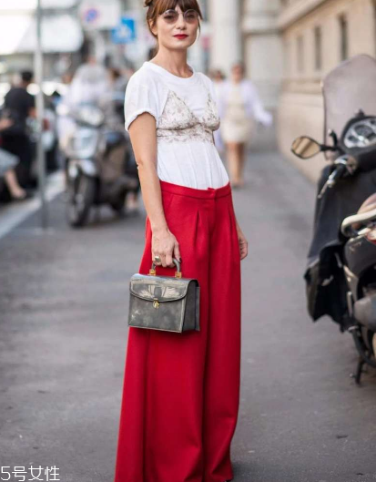 红色阔腿裤配什么上衣好看,红色阔腿裤搭配上衣图片