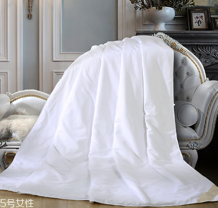 蚕丝被为什么不能放樟脑丸,蚕丝被可以放樟木吗