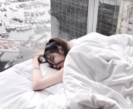 羽绒被铺床好吗,羽绒被当褥子铺的缺点