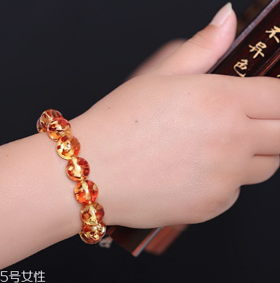 琥珀手链戴左手还是右手,琥珀手链应该戴在哪只手上