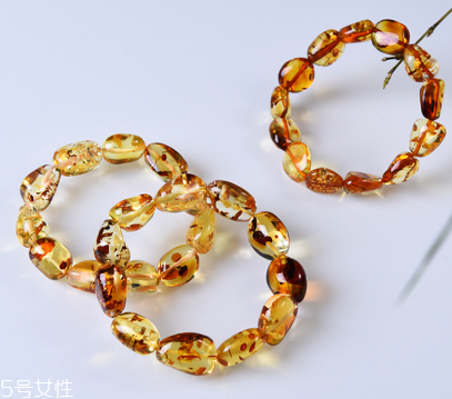 琥珀手链的功效和作用,琥珀项链的功效
