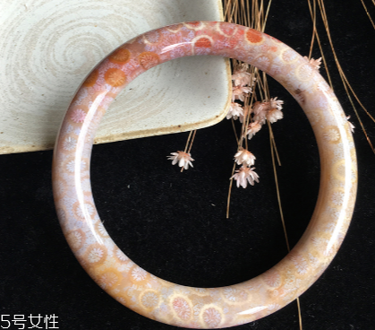 珊瑚玉手镯什么颜色好,如何选玉手镯颜色