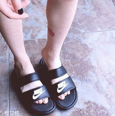 耐克拖鞋可以碰水吗,耐克拖鞋可以穿着洗澡吗