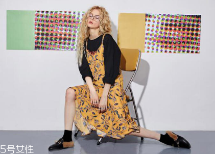 复古碎花吊带裙搭黑色打底衫,复古碎花吊带裙用英语怎么说