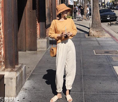 米白色休闲裤搭配什么上衣,米白色休闲裤配什么鞋子 米白色休闲裤搭配什么上衣,米白色休闲裤配什么鞋子