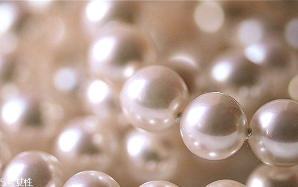 灰色珍珠适合什么人戴,珍珠适合什么人戴 灰色珍珠适合什么人戴,珍珠适合什么人戴