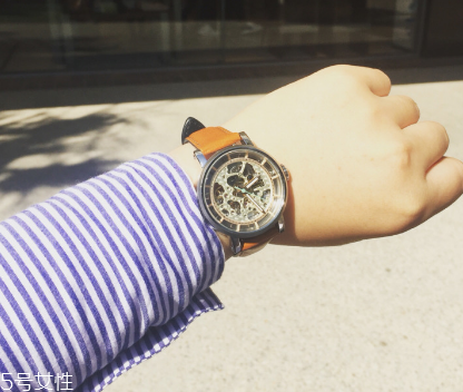 机械表没有电池吗,机械手表是不是没有电池