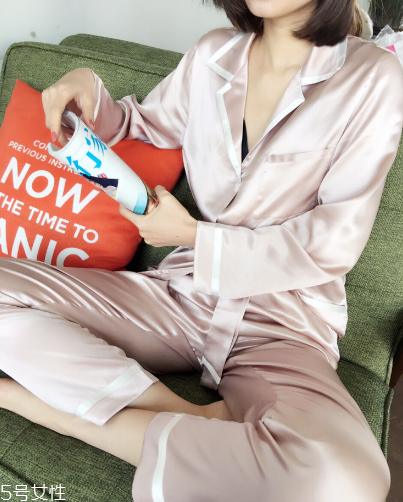 菜汤怎么洗,菜汤油渍怎样洗干净 菜汤怎么洗,菜汤油渍怎样洗干净