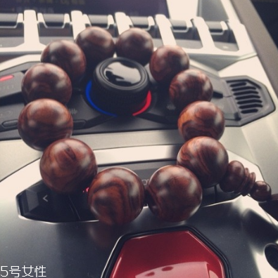 怎么鉴别黄花梨手串真假,假的黄花梨手串图片 怎么鉴别黄花梨手串真假,假的黄花梨手串图片