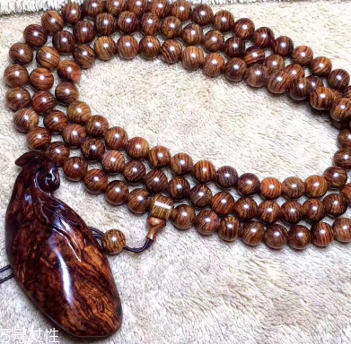 黄花梨手串能值多少钱,黄花梨手串值钱吗