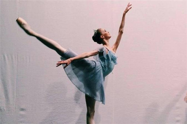 芭蕾舞手位练习注意事项(芭蕾手位动作要领和注意事项)