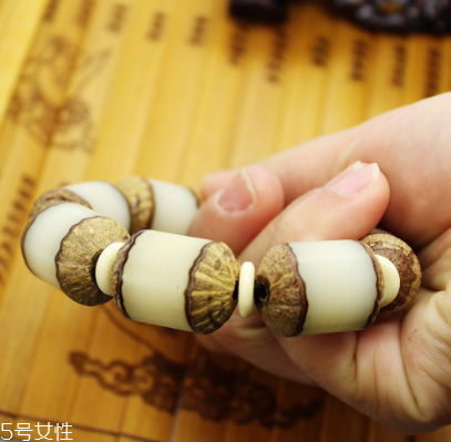 菩提子可以戴脖子上吗,菩提根脖挂