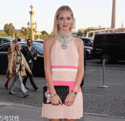 削肩细腰长挑身材,落肩大衣适合什么身材 削肩细腰长挑身材,落肩大衣适合什么身材