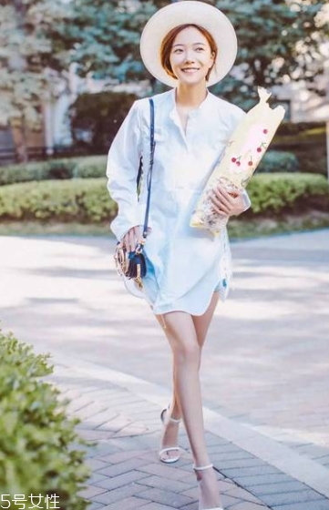 小白鞋搭配裙子,白裙子配什么颜色鞋子