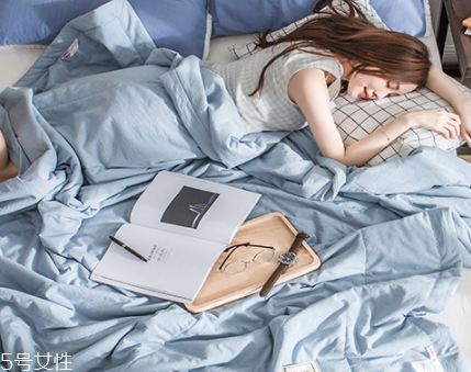 空调被和蚕丝被哪个好,空调被和蚕丝被的区别