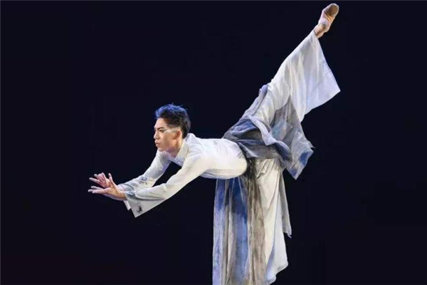 中国舞身韵怎么练(中国舞的身韵的训练好处)