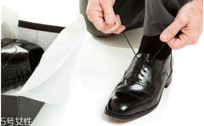 新皮鞋前面挤脚怎么办小妙招,新皮鞋前面有点挤脚怎么办