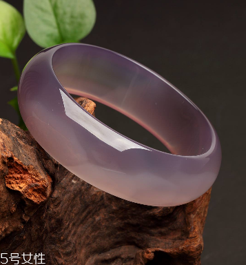 玉髓手镯戴在哪个手上,玉髓戴在左手还是右手