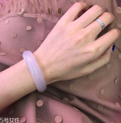 玉髓手镯什么颜色好,玉髓手镯为什么会变色