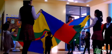 幼儿园游戏彩虹伞玩法,彩虹伞捕鱼游戏儿歌