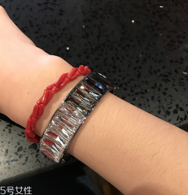 正品红珊瑚手链,红珊瑚手链怎么辨别真假