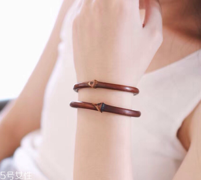 戴鸡血藤手镯的好处,佩戴鸡血藤手镯的功效和作用及禁忌