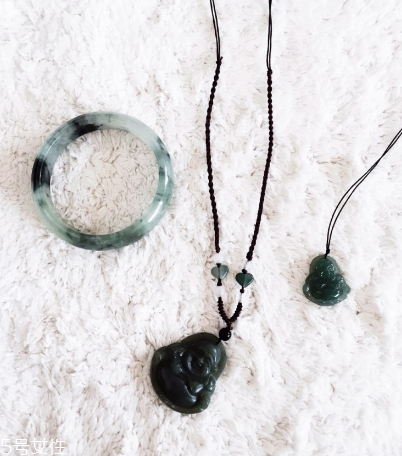 翡翠手镯和玉镯有什么区别,翡翠手镯和玉手镯是一样的吗