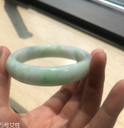 翡翠手镯纹和裂对价值的影响,翡翠手镯有裂纹是不是就不值钱了
