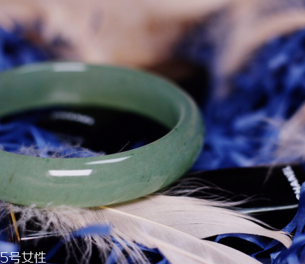 做梦自己戴的玉手镯碎了代表什么,手镯碎了代表什么意思