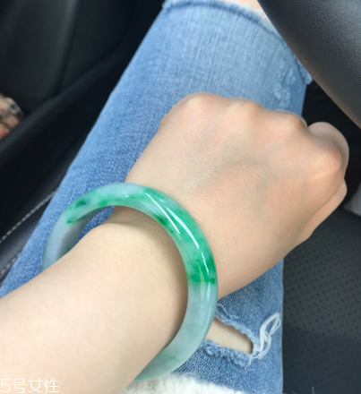 为什么手镯不能戴在左手上,为什么玉镯不能戴左手