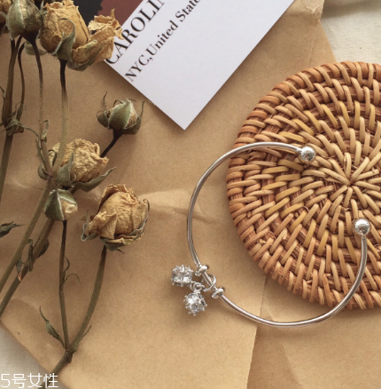 手镯取不下来有妙招吗,怎么摘手镯取不下来有妙招吗