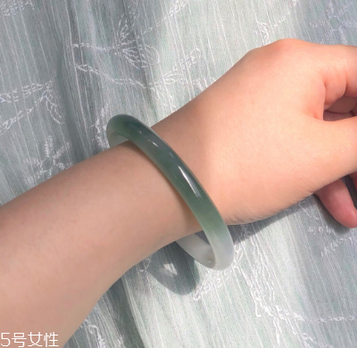 为什么说玉手镯不能让别人摸?,玉镯不能给别人摸 为什么说玉手镯不能让别人摸?,玉镯不能给别人摸