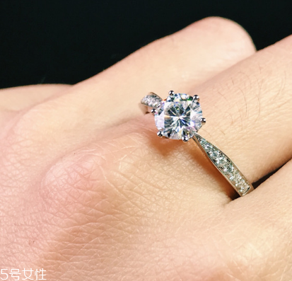 钻戒四爪和六爪的区别,钻戒四爪还是六爪好