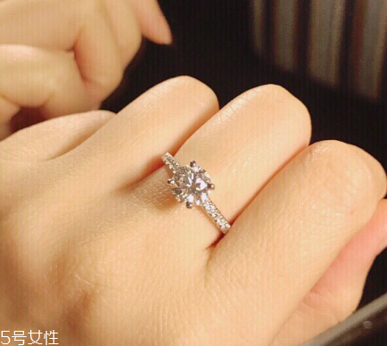 婚戒和钻戒可以一起戴吗,结婚戴对戒还是钻戒