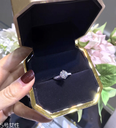 钻戒和黄金哪个更保值,钻石戒指和黄金戒指哪个保值