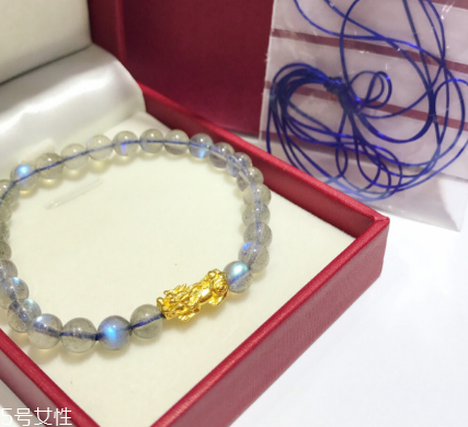 月光石属于水晶吗,月光石和水晶有什么区别? 月光石属于水晶吗,月光石和水晶有什么区别?