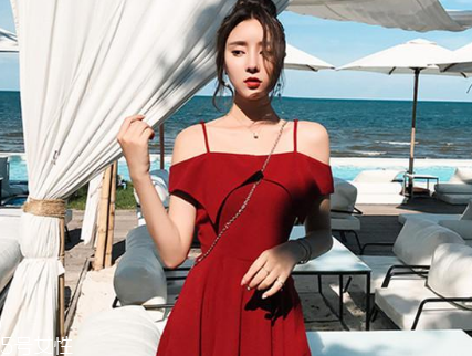 红色连衣裙搭配什么颜色的外套,红色连衣裙搭配什么颜色鞋子