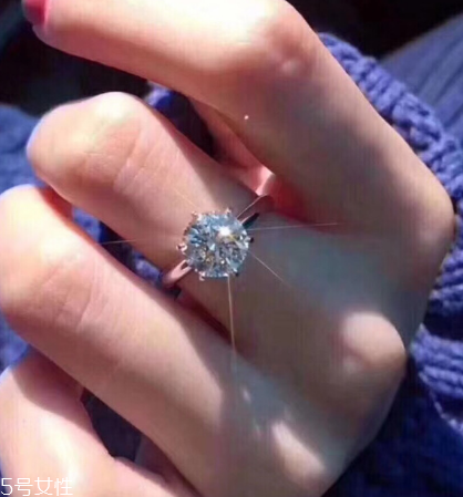 钻戒定制和成品的区别,钻戒是定制的好还是成品的好