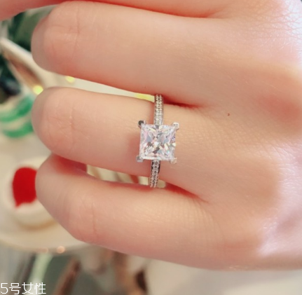 18k金钻戒和铂金钻戒有什么区别,钻戒选铂金和18k白金的区别 18k金钻戒和铂金钻戒有什么区别,钻戒选铂金和18k白金的区别