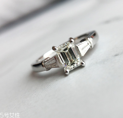 钻戒没有光的地方会闪吗,钻石的闪光是指什么