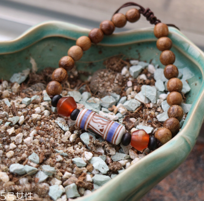 沉香手串有什么好处,沉香手串能盘玩吗