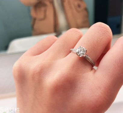 戒指戴右手的含义,钻戒戴在右手中指是什么意思