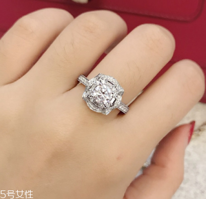 钻戒可以用白醋泡吗,钻戒能洗吗