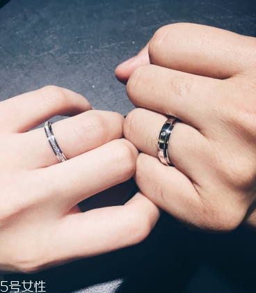 订婚戒指戴哪个手,结婚女人戒指戴哪个手