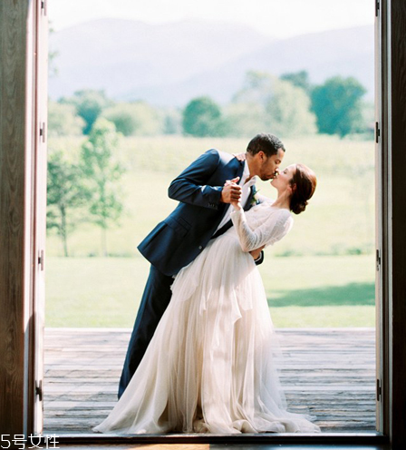 拍婚纱照能自己擦底妆去吗,婚纱店用的粉底是什么 拍婚纱照能自己擦底妆去吗,婚纱店用的粉底是什么